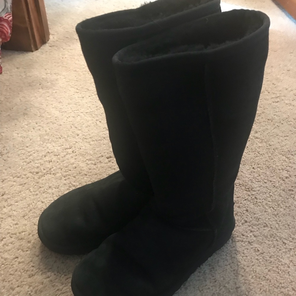 Black UGGS size 8